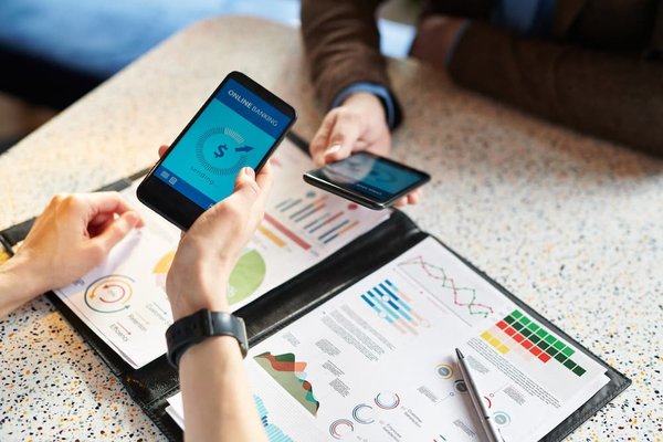 Quelle est l'importance de l'accès 24/7 à vos comptes bancaires professionnels en ligne ?